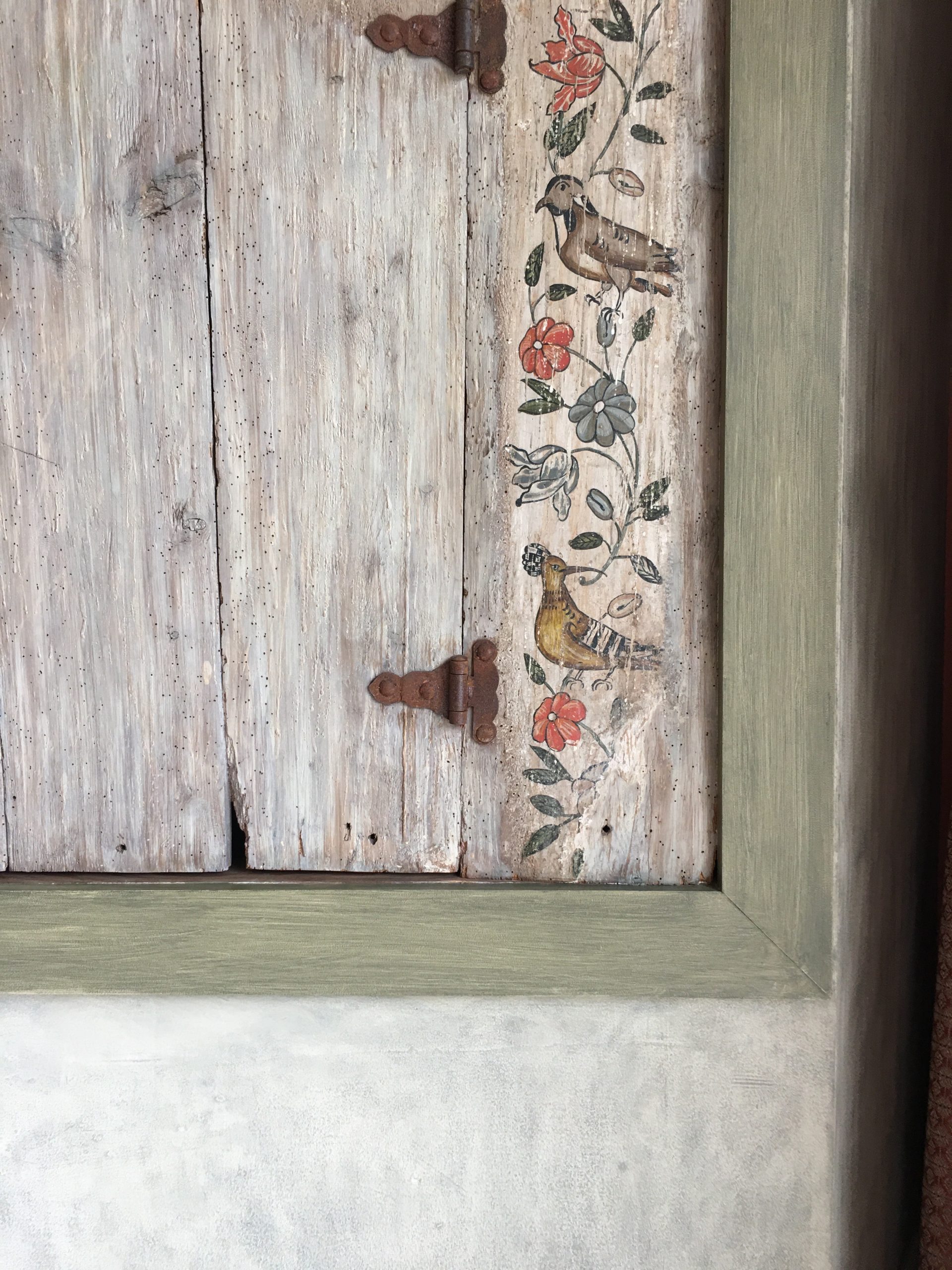 Detalle acabado de pátinas sobre puertas antiguas decoradas